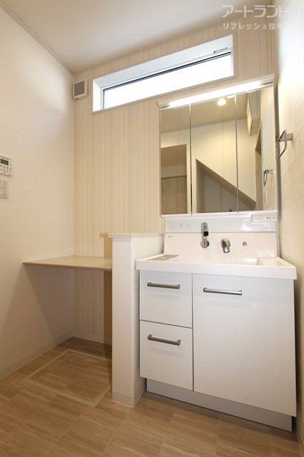 快適動線の2WAY洗面室はカウンター付き