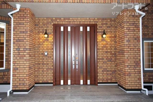 観音開きの重厚感ある玄関ポーチ