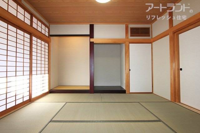 リビングに隣接する6帖和室