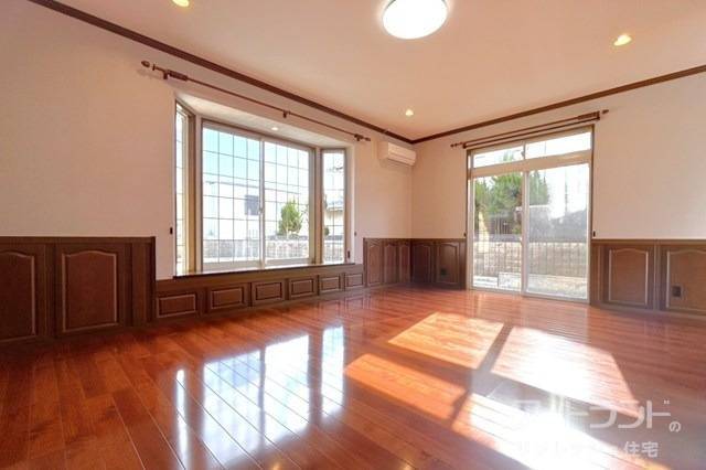 11帖の独立リビング。生活感を感じない空間に