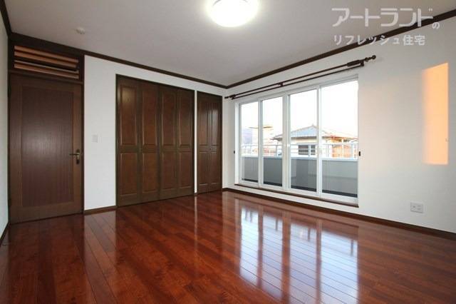 2階9帖洋室。仕切り付きで便利なクローゼット付き