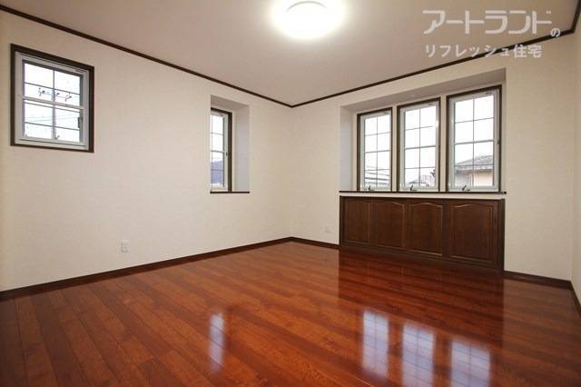 2階7.5帖洋室。収納豊富で明るく広々