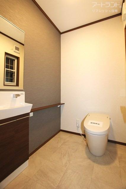 1階2階ともに超節水トイレを新設しています