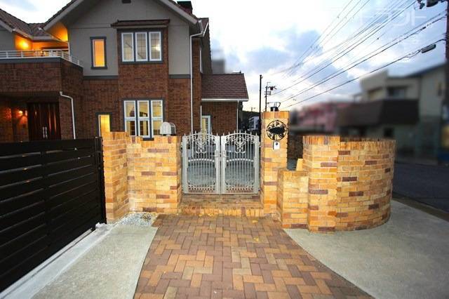 門扉は電動タイプの引戸で車の出し入れも快適