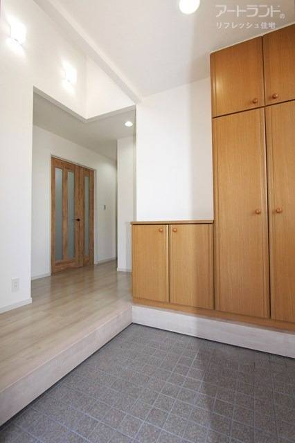 収納豊富なシューズボックス付き玄関