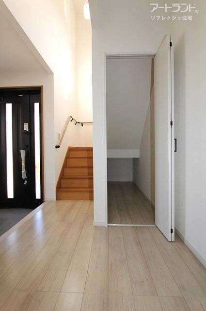 開放的な吹き抜け階段。便利な収納付き