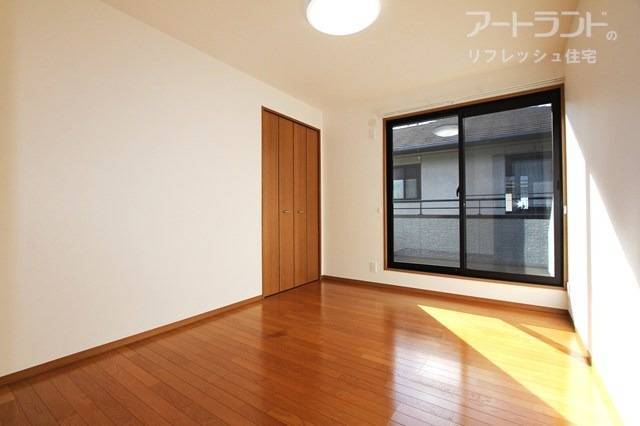 中央の6帖洋室。クローゼット付き