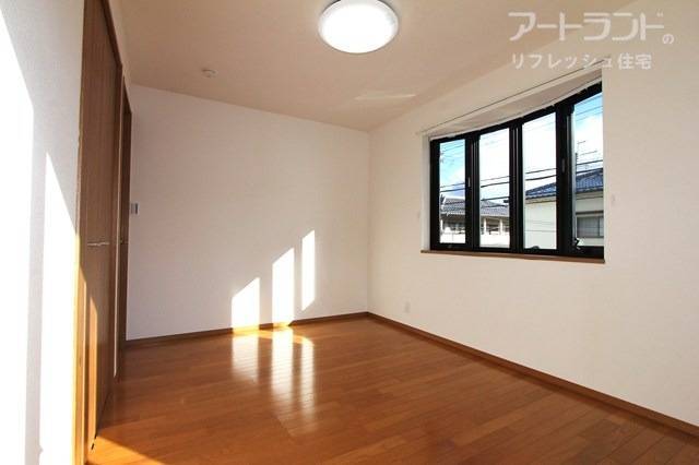 東側の6帖洋室。出窓付きで明るい室内