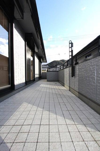 洋室3部屋から出入りできるワイドバルコニー