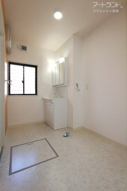 モノが増えても安心の洗面室。洗面台を新設