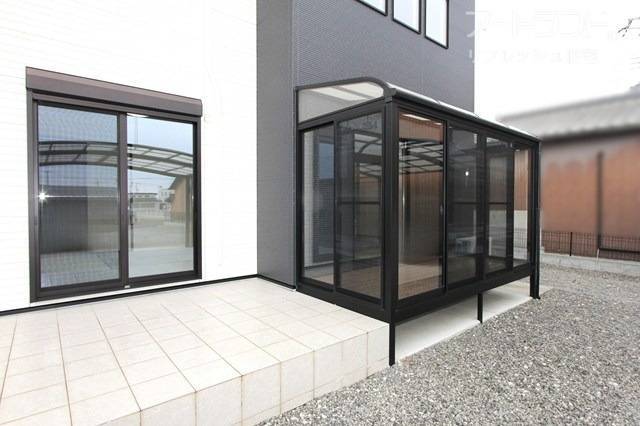 サンルームがあり、天候や花粉に左右されず洗濯可