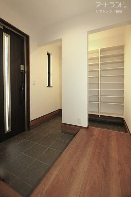 玄関を入るとシューズクロークありで収納たっぷり