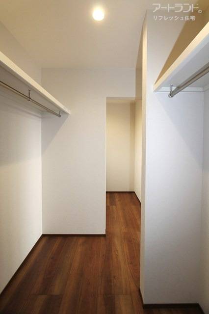 WICはパイプハンガー付きでたっぷり収納