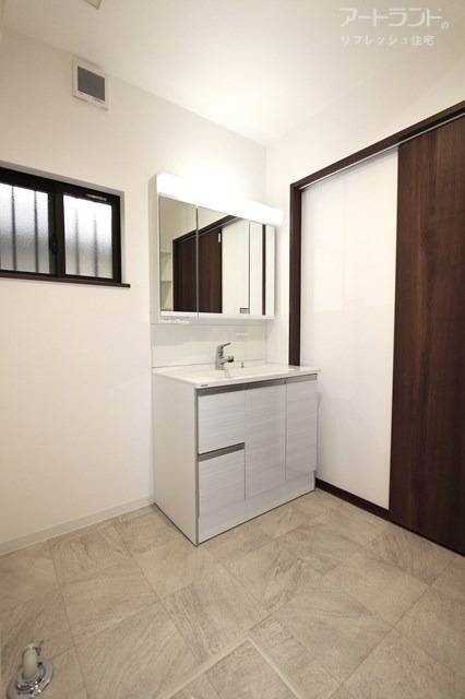 洗面室には収納に便利な可動棚付き