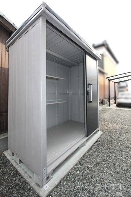 外遊びのおもちゃなどの収納場所に便利な屋外物置