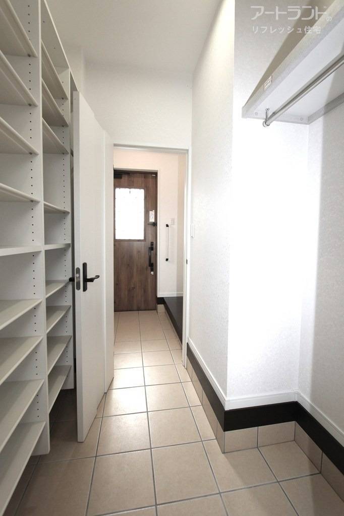 玄関を入ると扉付きの大きなシューズクロークあり