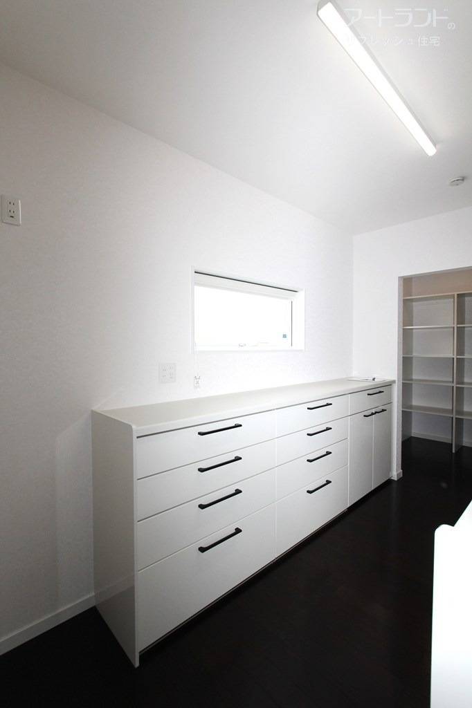 キッチンの背面に食器棚・作業台あり