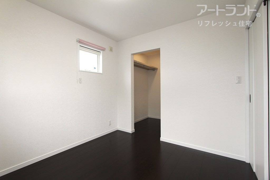 2階7.5帖洋室。大きなクローゼットあり