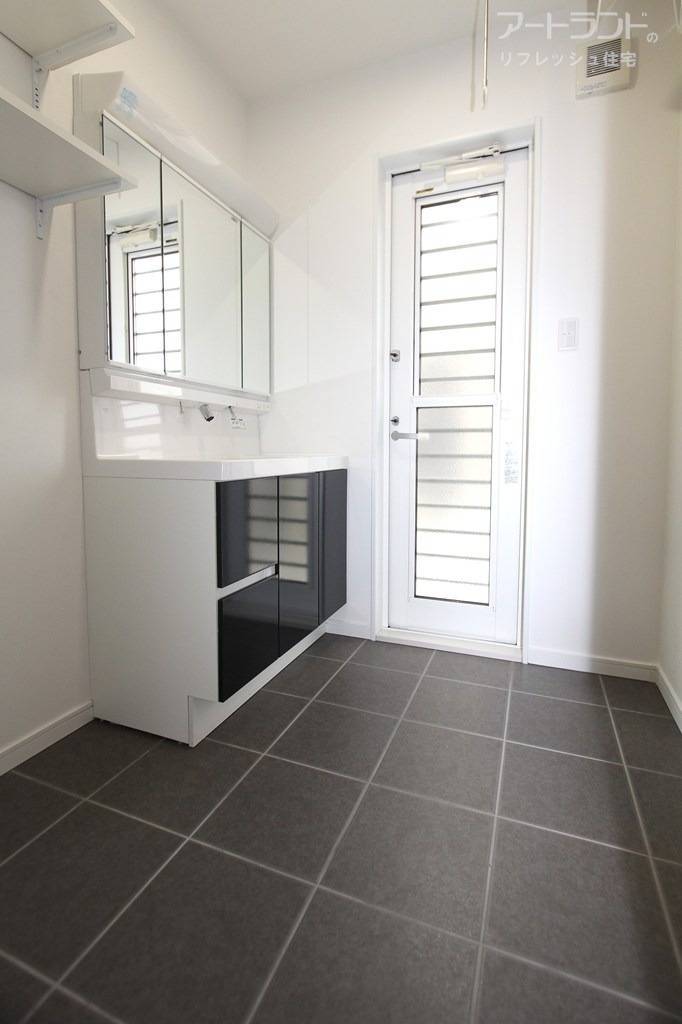 天井には室内干しができる吊り下げ物干し付き