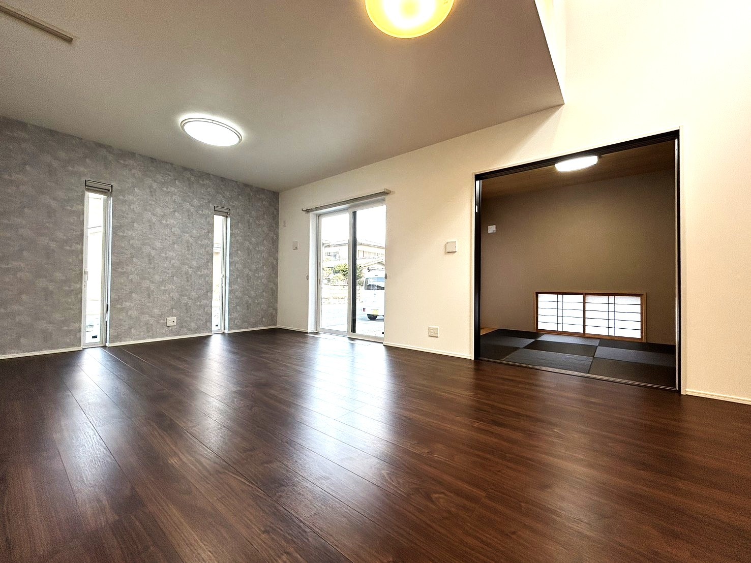 18.3帖のLDKは吹き抜けリビングで開放感◎