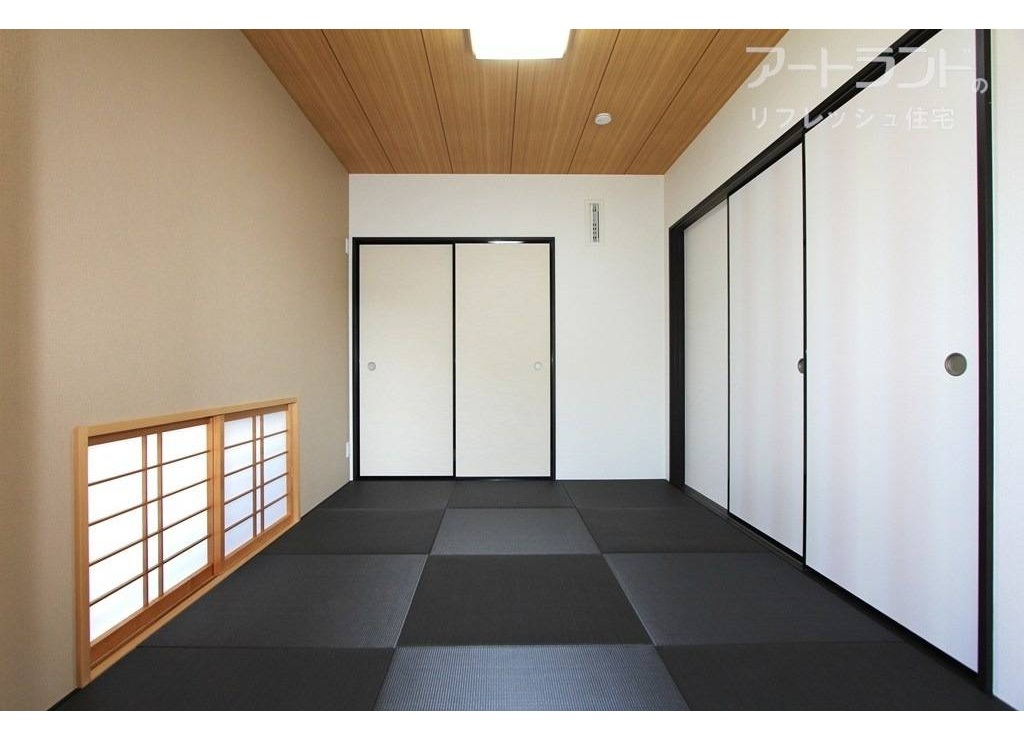 リビングに隣接の6帖和室は琉球畳を新調