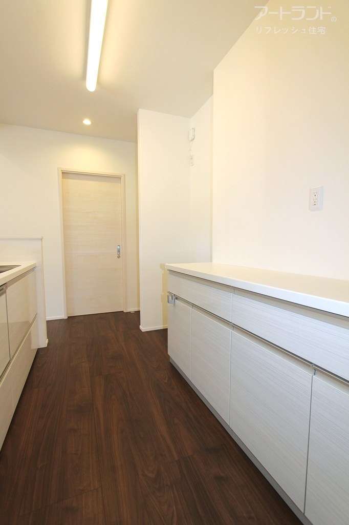 背面にはカウンターになる収納付き