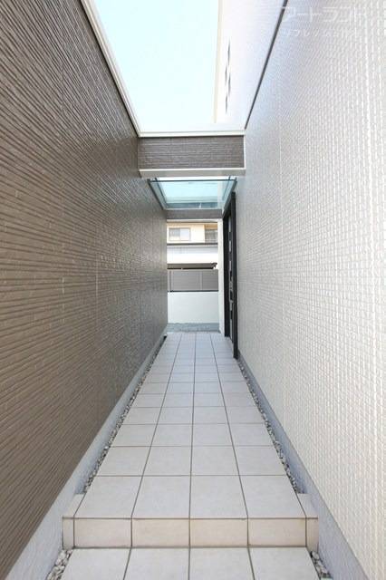 外からの目を気にしない玄関ポーチ