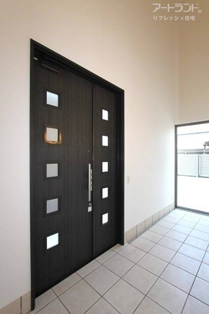 玄関は吹き抜けで、明るく開放的