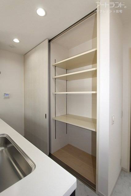 キッチン背面にはたっぷりの収納スペース