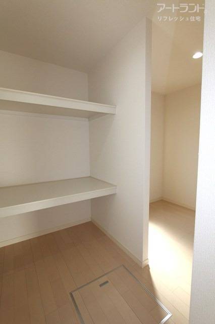 奥にはWICとしても使える納戸あり