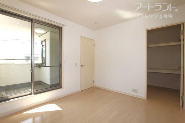 2階6帖洋室はバルコニーに面して明るい室内