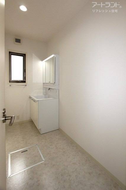 三面鏡タイプの洗面台を新設しています