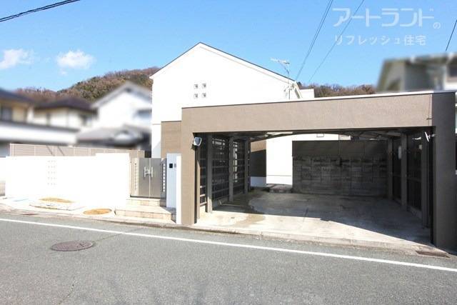 2台並列で停められる車庫付き