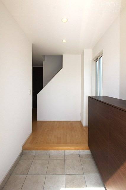 窓のある明るいシューズBOX付き玄関