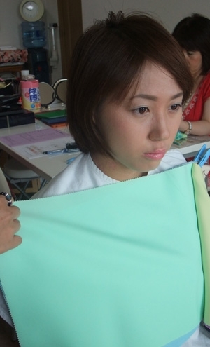 パーソナルカラー診断後、コーディネートドレープを当ててスペシャルカラーをアドバイス