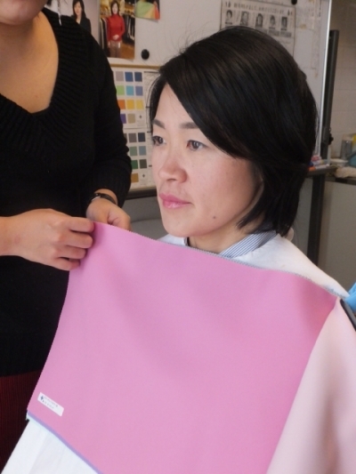 コーディネートドレープを当ててスペシャルカラーをアドバイス