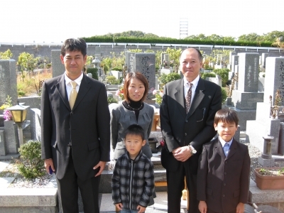 左から、伊東浩司さん、夫人の伊東（旧姓鈴木）博美さん、そして私