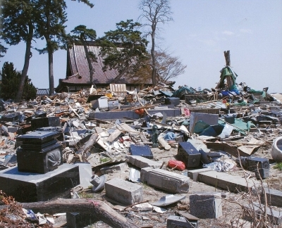 東日本大震災による墓石倒壊