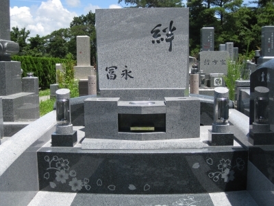 かな書道家・藤井順子氏直筆の文字を彫刻した墓碑銘