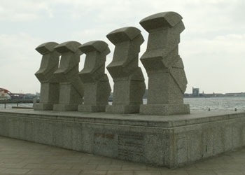 神戸市中央区・メリケンパークにある「神戸海援隊の碑」