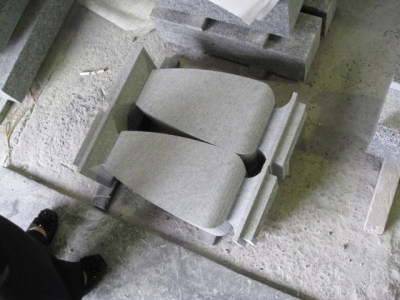 香川県、庵治・牟礼の石材加工工場で作る「角花瓶型花立」