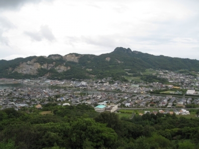 屋島より庵治石採石丁場・五剣山を望む