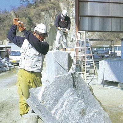 庵治石の「小割り」作業風景