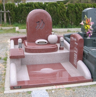 全体をアール加工のデザインでまとめた「デザイン墓石」