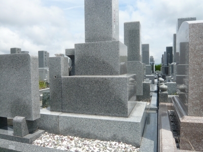 吸水率の高い石材を使用した墓石