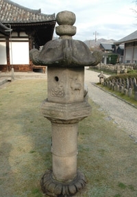 元興寺の春日燈籠への「安震はかもり」施工