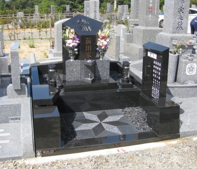 5角形の独創的な黒みかげ石のデザイン墓石