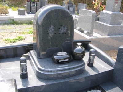 優しいアール加工で統一した、グラフィックデザイナー・大塚勉氏デザインの墓石