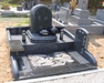 フロアに「影彫り」を施したオリジナルデザイン墓石