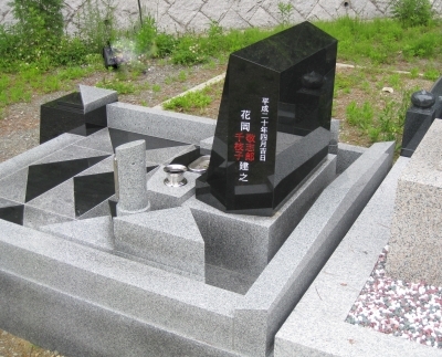 黒を基調にしたシャープなラインが特徴のオリジナルデザイン墓石